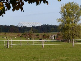 40 Meter ragte die Halle der Sondermülldeponie am Ortsrand von Bonfol in den Himmel und war weithin sichtbar. (Foto: Claudia Bertoldi)