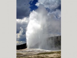 Der Old Faithful-Geysir (der alte Getreue) gehört zu den bekanntesten Geysiren im Yellowstone-Nationalpark. (Jon Sullivan, commons.wikimedia.org, gemeinfrei)