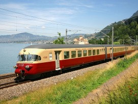 Eine gelb-rote Eisenbahn-Legende aus dem Hause SIG: Der Trans Europa Express TEE, hier vor dem Schloss Chillon am Genfersee.