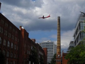 Der Flughafen Tegel liegt in unmittelbarer Nähe der Berliner Innenstadt. Grosse Teile des Stadtgebiets werden regelmässig überflogen. Mit Eröffnung des neuen Flughafens in Schönefeld will der Senat Tegel schliessen. (Bild: Gerhard Frassa-Pixelio.de)