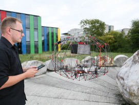 Die Drohne kann auch im Flug gefangen werden, der Schutzkäfig schützt den Empfänger vor den Propellern. (Bild: EPFL)