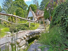 Über eine kleine Bogenbrücke gelangt man zum Haus. (Bilder zvg)