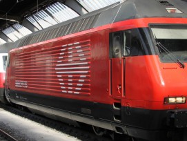 Eine Lokomotive des Typs Re 460 fährt am Zürcher HB ein.