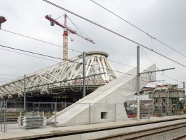 So sieht die Halle vom Bahnsteig her aus. Die Betonschrägen sind die Rohbauten der künftigen Treppen und Rolltreppen. 