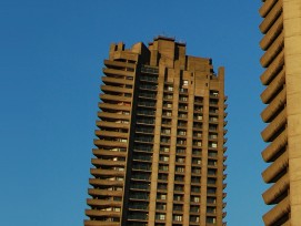 Türme des Barbican Center (Andy Mabbett, CC BY-SA 3.0, Wikimedia Commons)