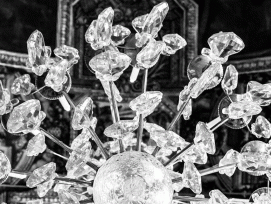 Ein Kronleuchter aus Kristallen