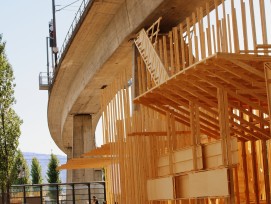 Die Holzstruktur unter dem Viadukt:  In der Mitte der Konstruktion befindet sich  die Treppe ins «Nichts».