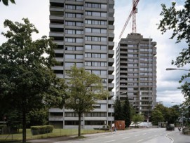 Baustelle Siedlung „Sihlweid“, Leimbach: Bei insgesamt 170 Wohnungen werden neue hochgedämmte Fenster montiert. In einem zweiten Schritt wird die Fassade mit vorgehängten Photovoltaik-Modulen umhüllt.