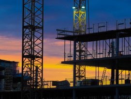 Baustelle in der Abenddämmerung.