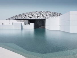 Der Louvre Abu Dhabi: Die Kuppel mit einem Durchmesser von 180 Metern ruht auf vier Pfeilern.