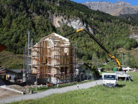 Dank Holzsystembau ist das Ferienhaus in Rosso GR in acht Wochen gebaut. Der Architekt Davide Macullo wählte für  das Haus den Grundriss eines Schweizerkreuzes.