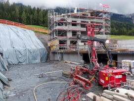 Die Residenza Parvois, wohl  die letzte Überbauung mit  Ferienwohnungen in Lenz GR,  wird mit einer Wärmepumpe  bestückt. Parvois heisst auf  romanisch Paradies.