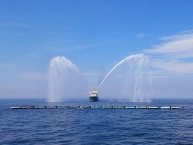 Riesige Schlauchsysteme werden ausgelegt, um den auf und unter der Meeresoberfläche schwimmenden Müll einzusammeln. 