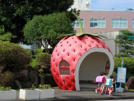 Eine Erdbeeren-Busstation.