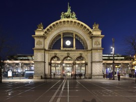 Neu beleuchteter Torbogen beim Bahnhofplatz.