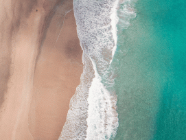 Strand aus der Vogelperspektive.