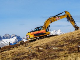 Rückblick November 2017: Neben den provisorischen Masten für den Seilzug der neuen Bahn «Andermatt-Nätschen-Gütsch» wurden die Gräben für die Beschneiungsanlage ausgehoben.