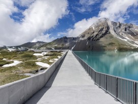 Staumauer Muttsee beim Pumpspeicherkraftwerk Linth Limmern im Kanton Glarus.