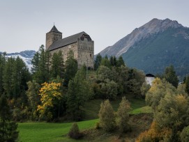 Die monumentale Burg von Riom: ein Wahrzeichen das majestätisch auf einem vorspringenden Geländesporn vor der Siedlung thront. 