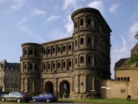 Seit 1848 Jahren steht die Porta Nigra im heutigen Trier. Sie wurde von den Römern wahrscheinlich nicht als Wehranlage, sondern als Repräsentationsobjekt angelegt. 