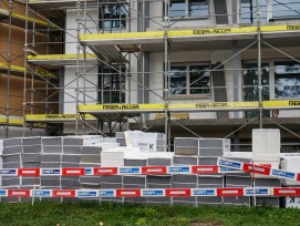 In Zürich wird ein Mehrfamilienhaus energetisch saniert. Der Wohnbau stützt die Baukonjunktur weiterhin kräftig. 