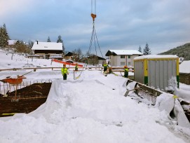 Bauarbeiter sind hart im Nehmen: In Wildhaus SG wird eine Baustelle vom Neuschnee befreit.