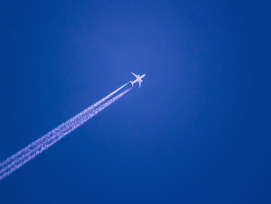 Flugzeug mit Kondensstreifen