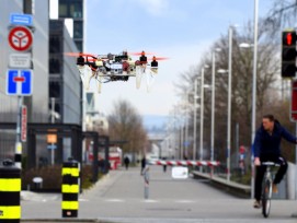 Die Drohne lernt durch Autos und Velos das autonome Navigieren