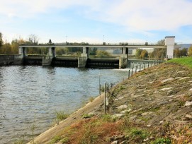 Wehr des Wasserkraftwerks Dietikon.