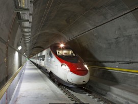 Zug im Gotthard-Basistunnel.