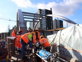 Wenige Tage vor der Positionierung der Stauffacherbrücke: Die Hydraulikpressen werden vorbereitet. 