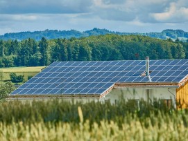 Haus mit Photovoltaikinstallationen auf dem Dach.