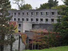 Das Franziskushaus wurde zwischen 1966 und 1969 vom Le-Corbusier-Schüler Otto Glaus errichtet.