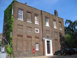 Ein Gebäude mit zugemauerten Fenstern in Greenwich. 