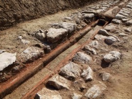  Profilansicht der freigelegten "kleineren" Wasserleitung.