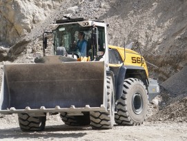 Reto Studer beim Test des Liebherr-Radladers «L 566 XPower» mit vier Überwachungskameras und Näherungssensor. 