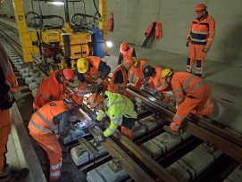 Einbau einer Weiche im Ceneri-Basistunnel.