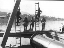 Taucher übernehmen 1913 die Montage der Wasserfassungen am Zürichsee.