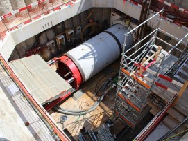 Mittels Hydraulik wird die Tunnelbohrmaschine in einem Startschacht mitten in der Stadt Zug vorwärts geschoben.