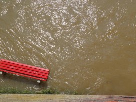 Bank im Wasser bei Überschwemmung.