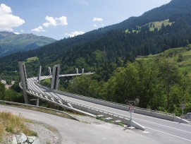 Die Sunnibergbrücke beginnt hinter dem Halbanschluss Klosters Dorf bei Büel und endet am Westporta des Gotschnatunnels, am sogenannten Drostobel.