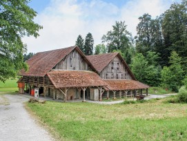 Im Dachgeschoss des Museumsgebäudes befinden sich die Dauerausstellung und die Spielecke. In der Ziegelhütte und auf dem Zwergenwerkplatz kann mit dem Baustoff Lehm gearbeitet werden.