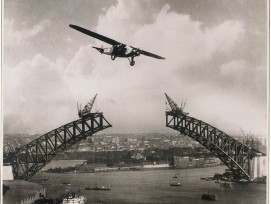 Die Sydney Harbour Bridge stellt die Hauptverbindung zwischen Sydneys Nord- und Südküste dar. Bei dieser Aufnahme um 1930 war noch nicht viel von der Brücke zu sehen.