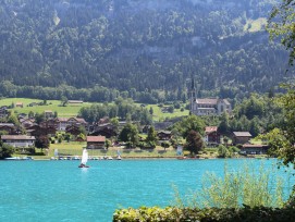 Der Lungernsee, an dem die Brünigstrasse vorbeiführt, wo der Tunnel gebaut wird. 