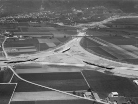 Autobahn A1 bei Egerkingen während des Baus im Jahr 1967.