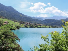 Trotz Problemen mit den Kantonsfinanzen, welche wohl zu einer Steuererhöhung führen werden, scheint die Welt in Obwalden (im Bild der Lungernsee) noch in Ordnung.