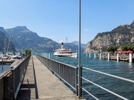 Mit dem Zug wird Flüelen durch den Bau des Kantonsbahnhofs Altdorf eher abgehängt. Mit dem Schiff ist es aber nach wie vor gut erreichbar.