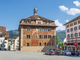 Das Schwyzer Rathaus ist denkmalgeschützt und bekannt für die historische Fassadenmalerei von Ferdinand Wagner aus dem Jahr 1891. Hier tagen sowohl der Regierungs- als auch der Kantonsrat.