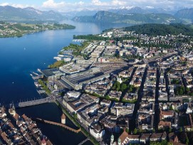 Mit den Modellvorhaben sollen neue Ansätze für die Umsetzung einer nachhaltigen Raumentwicklung erprobt werden (Symbolbild: Luzern aus der Vogelperspektive).