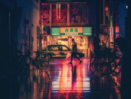 Eine Seitengasse in der japanischen Hafenstadt Osaka bei Nacht. 